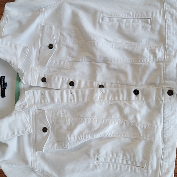 White Denim Plus Size 32W Jean Jacket with Metal Rivet Closure - Picture 3 of 11